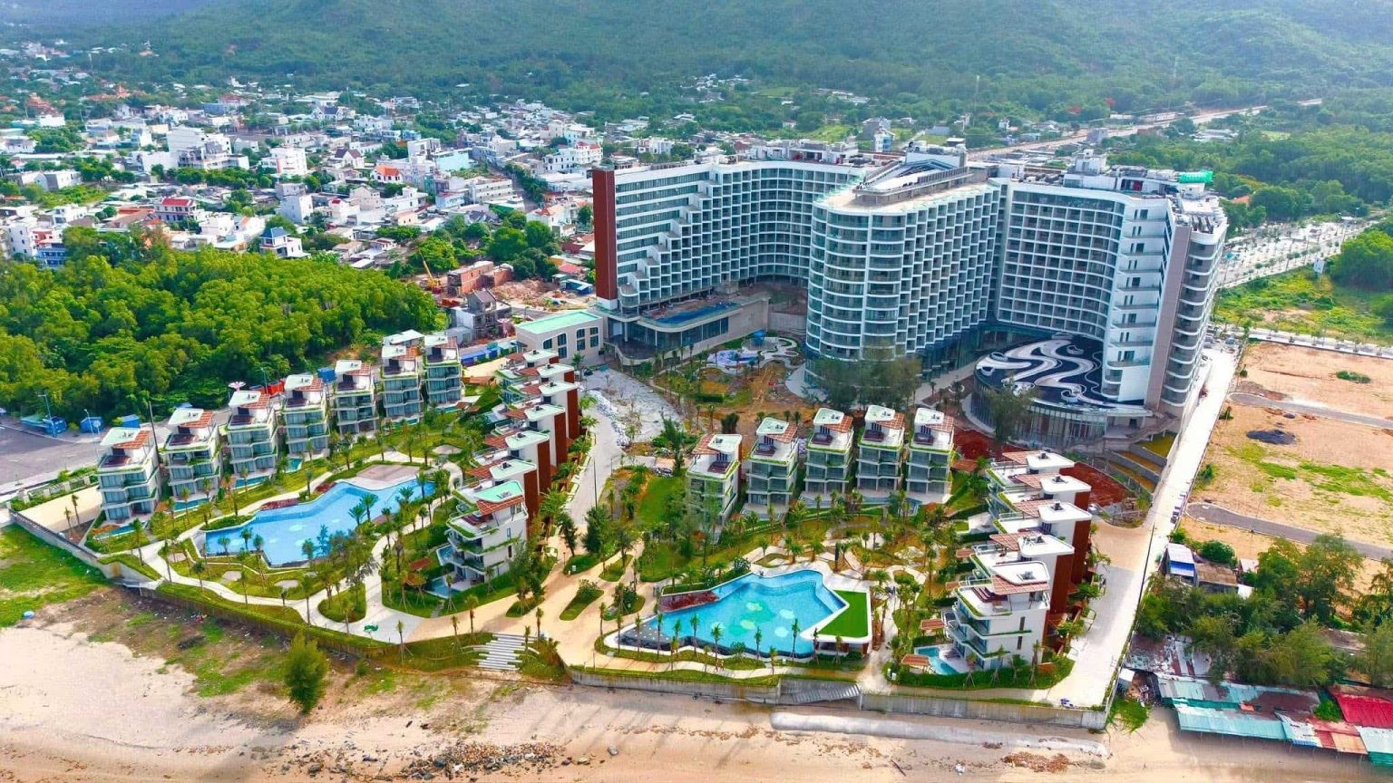 toan-canh-charm-resort-long-hai-avt-ngang-1536x864-1759400556.jpg