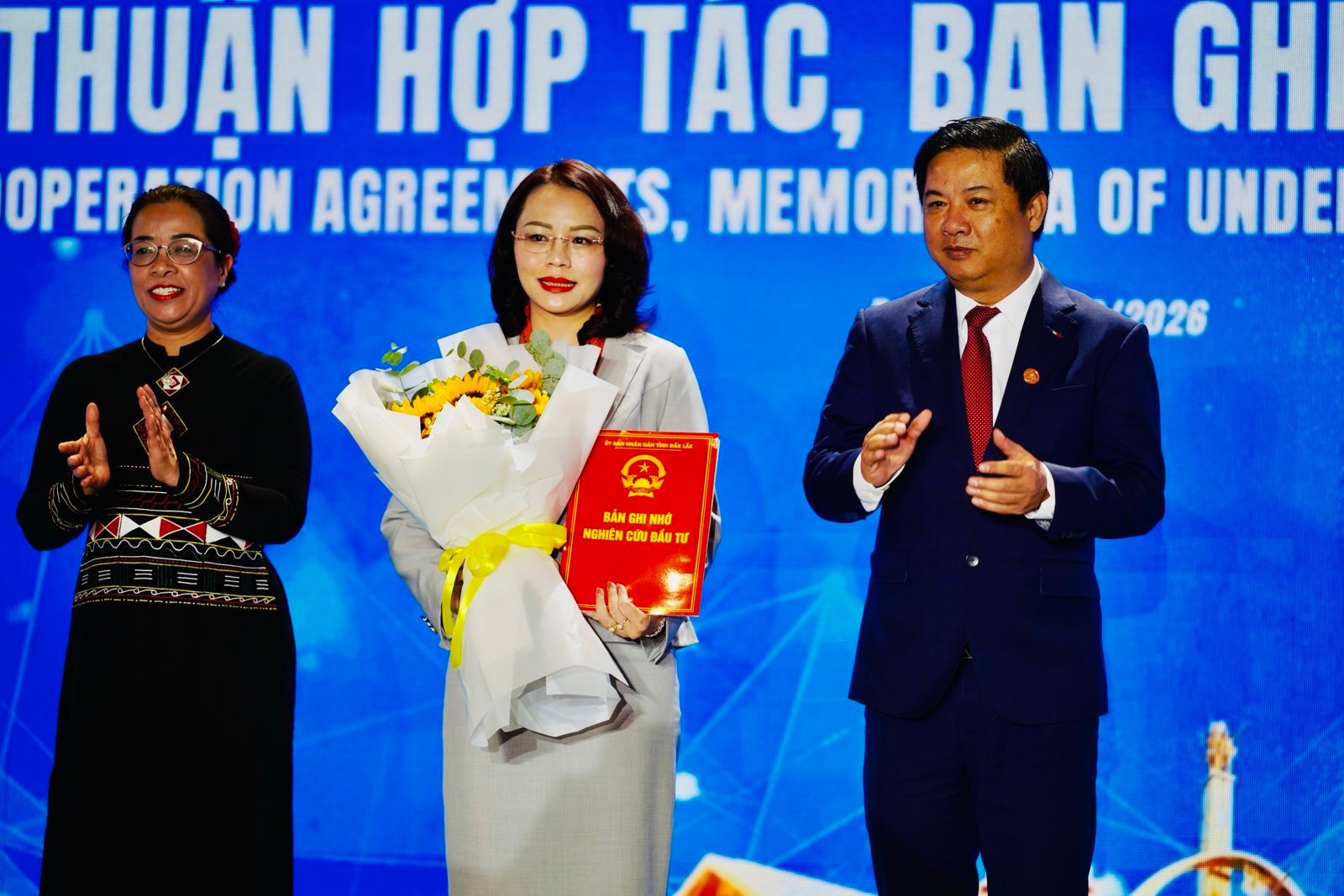 5d00-dai-dien-tap-doan-flc-ba-huong-tran-kieu-dung-pho-chu-tich-thuong-truc-nhan-bien-ban-ghi-nho-hop-tac-dau-tu-voi-tinh-dak-lak-1782573090.jpg