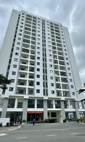 Nước rỉ từ trần hầm B2 chung cư Stown Tham Lương sau mưa lớn, cư dân lo lắng chất lượng công trình