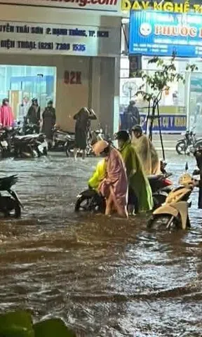 TP.HCM ngập sau những ngày mưa lớn, bài toán chống ngập vẫn còn rất dài