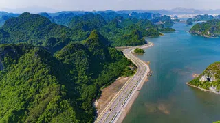 Xuyên núi, ôm biển và 80km/h: Cung đường "phải đi" khi đến Quảng Ninh!
