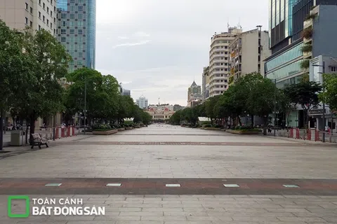 Trung tâm Sài Gòn vắng bóng người ngày đầu tuần