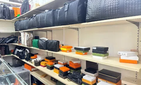 Lực lượng quản lý thị trường liên tiếp thu giữ hàng nghìn sản phẩm giả mạo tại Saigon Square. Chủ sở hữu là ai?