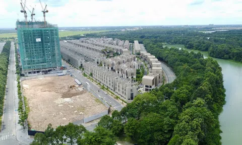 Chen lấn giành phiếu mua căn hộ Orchard Grand, trong khi dự án vẫn là bãi đất trống