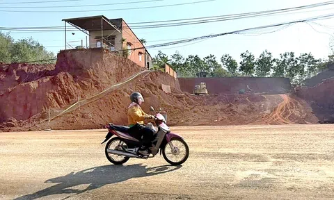 Đồng Nai xin lỗi vụ hạ cốt nền khiến nhà dân “cheo leo”, người dân mong đền bù thỏa đáng