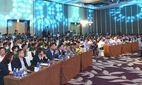 Chuyên viên tư vấn 'chật kín’ ngày khởi động tháp đôi cao nhất Hà Đông