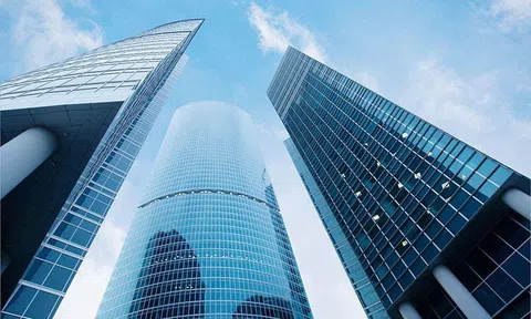 Cần lưu ý gì khi lắp đặt kính cường lực tòa nhà cao tầng?