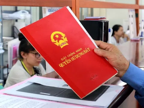 Thanh toán 1,42 tỷ đồng, một phụ nữ nhận 18 sổ đỏ giả