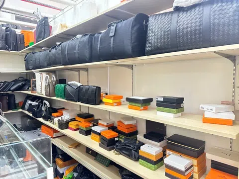 Lực lượng quản lý thị trường liên tiếp thu giữ hàng nghìn sản phẩm giả mạo tại Saigon Square. Chủ sở hữu là ai?