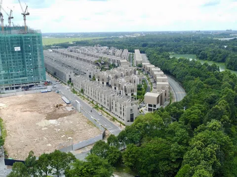 Chen lấn giành phiếu mua căn hộ Orchard Grand, trong khi dự án vẫn là bãi đất trống