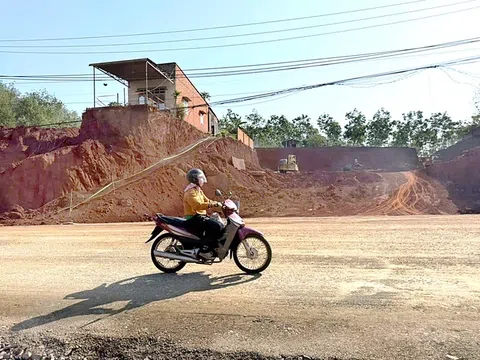 Đồng Nai xin lỗi vụ hạ cốt nền khiến nhà dân “cheo leo”, người dân mong đền bù thỏa đáng