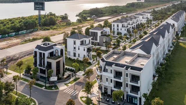 Doanh nghiệp bất động sản niêm yết rầm rộ mua bán dự án trong 7 tháng đầu 2025